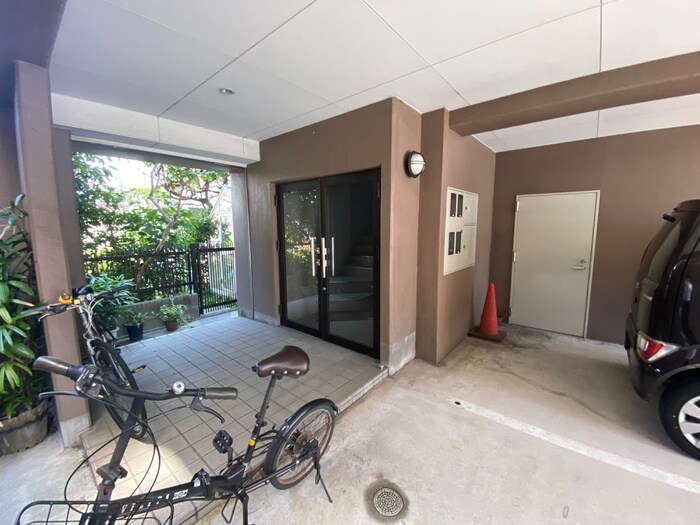 物件外観写真2　(エントランス部分)