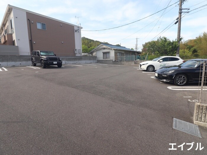 物件外観写真2　(駐車場)
