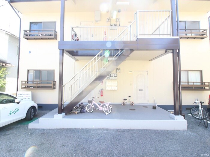 物件外観写真3　(エントランス部分)