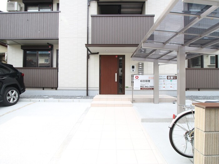 物件外観写真2　(エントランス部分)