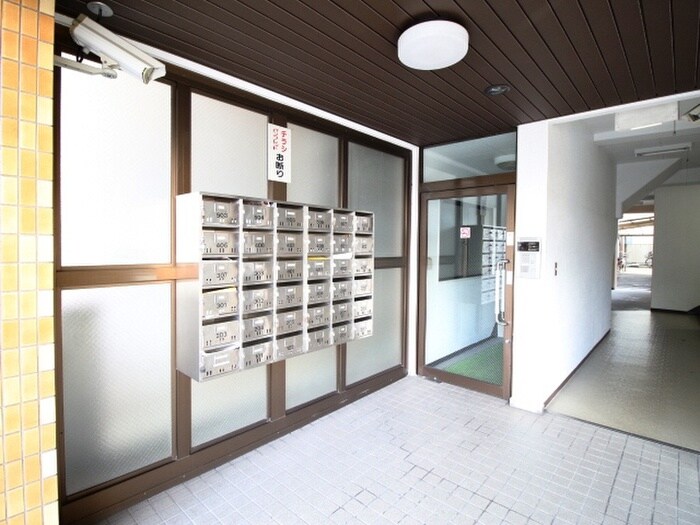 物件外観写真3　(エントランス部分)