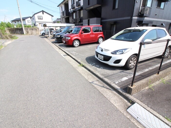 物件外観写真3　(駐車場)