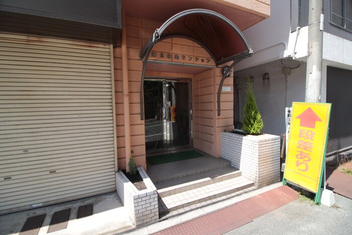 物件外観写真2　(エントランス部分)