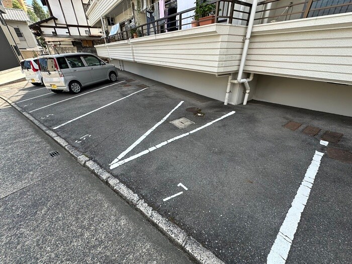 物件外観写真5　(駐車場)