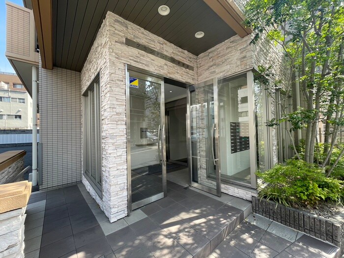 物件外観写真2　(エントランス部分)