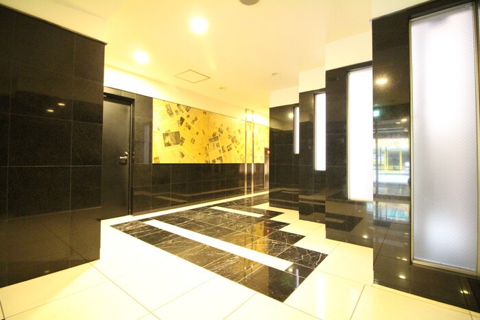 物件外観写真2　(エントランス部分)