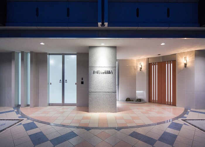 物件外観写真2　(エントランス部分)