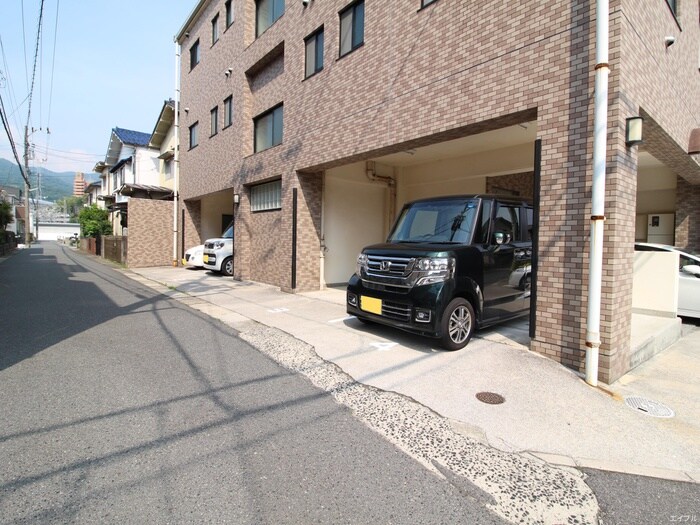 物件外観写真2　(駐車場)