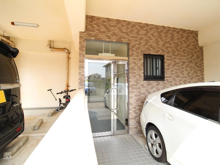 物件外観写真4　(エントランス部分)