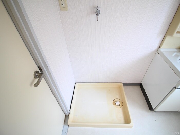 物件内観写真16　(洗濯機置場)