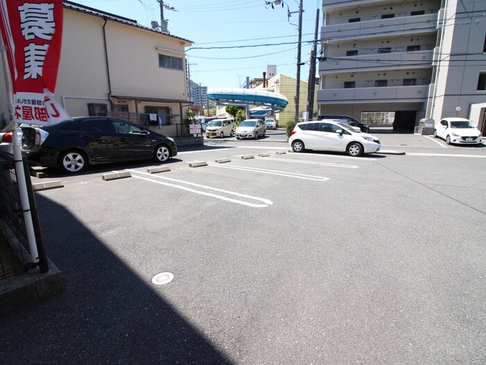 物件外観写真3　(駐車場)