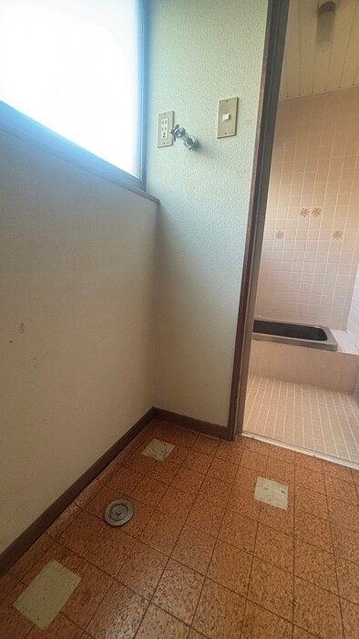 物件内観写真16　(洗濯機置場)