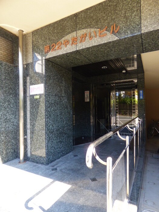 物件外観写真2　(エントランス部分)