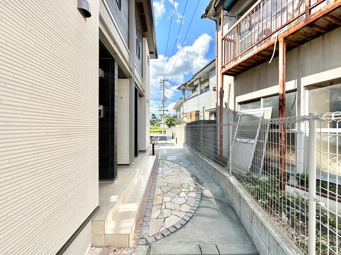 物件外観写真2　(エントランス部分)