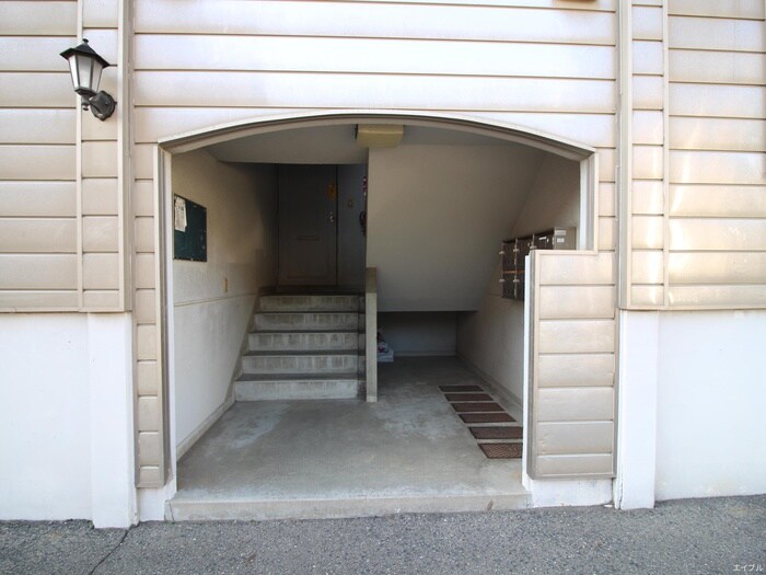 物件外観写真6　(エントランス部分)