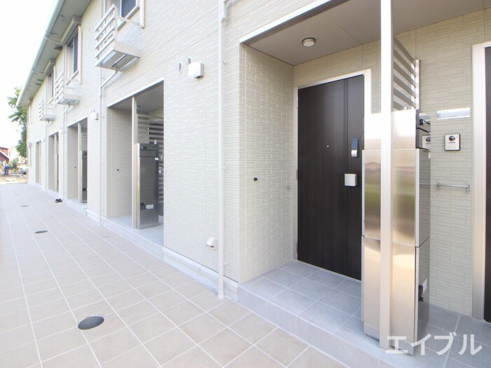 物件外観写真4　(エントランス部分)