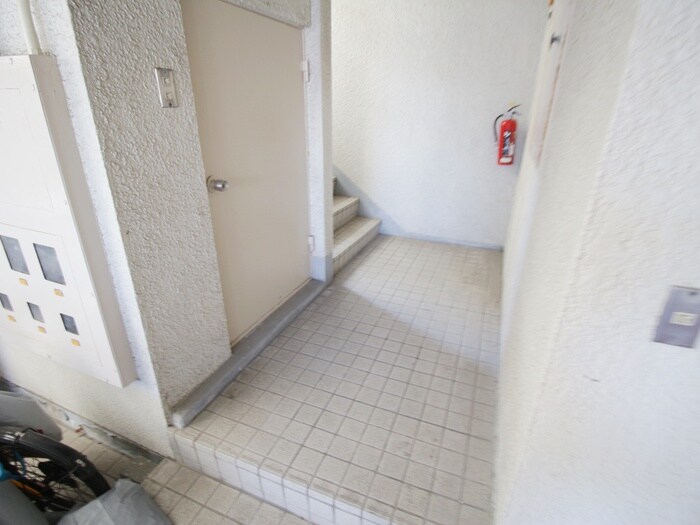 物件外観写真2　(エントランス部分)