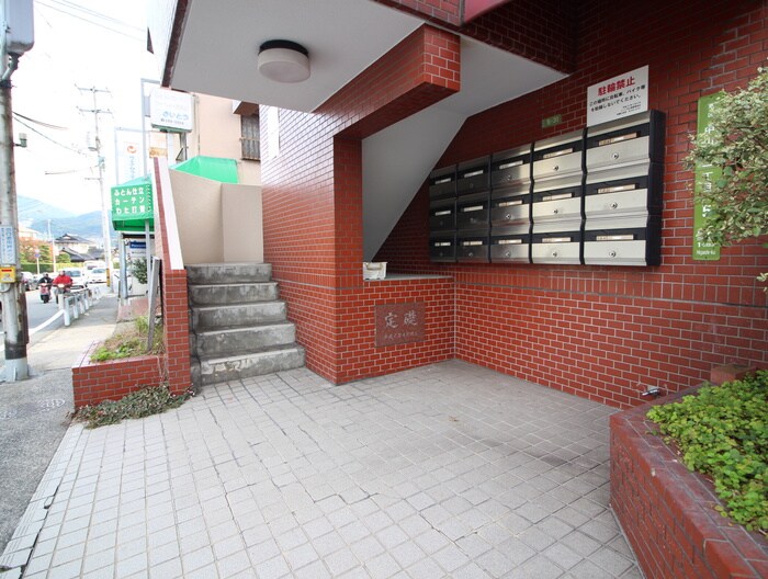 物件外観写真2　(エントランス部分)