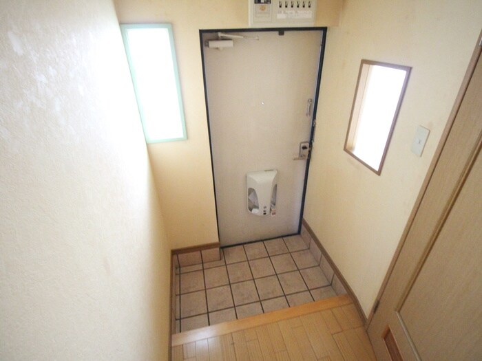 物件内観写真10　(玄関)