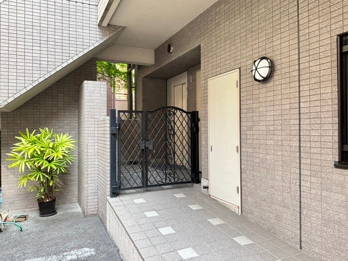 物件外観写真5　(エントランス部分)