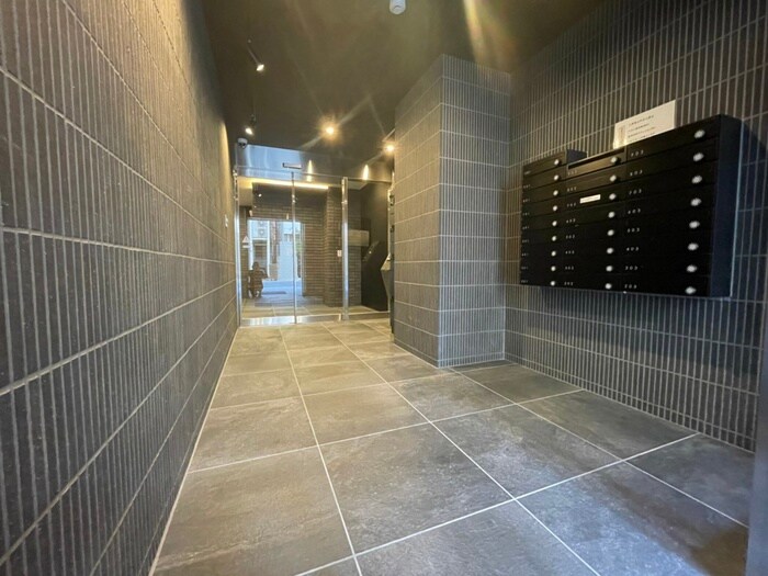 物件外観写真2　(エントランス部分)