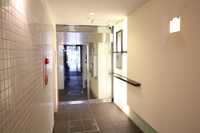 物件外観写真2　(エントランス部分)