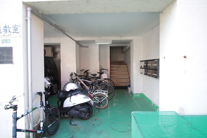 物件外観写真2　(エントランス部分)