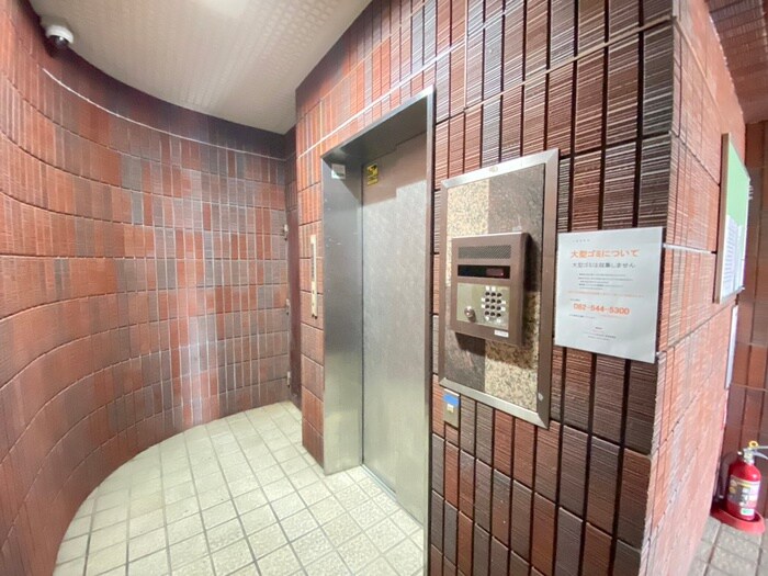 物件外観写真5　(エントランス部分)