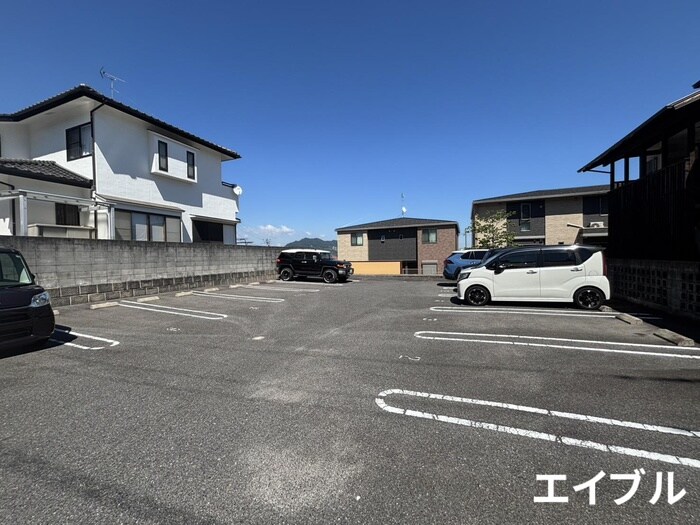 物件外観写真3　(駐車場)