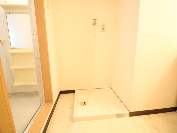 物件内観写真16　(洗濯機置場)