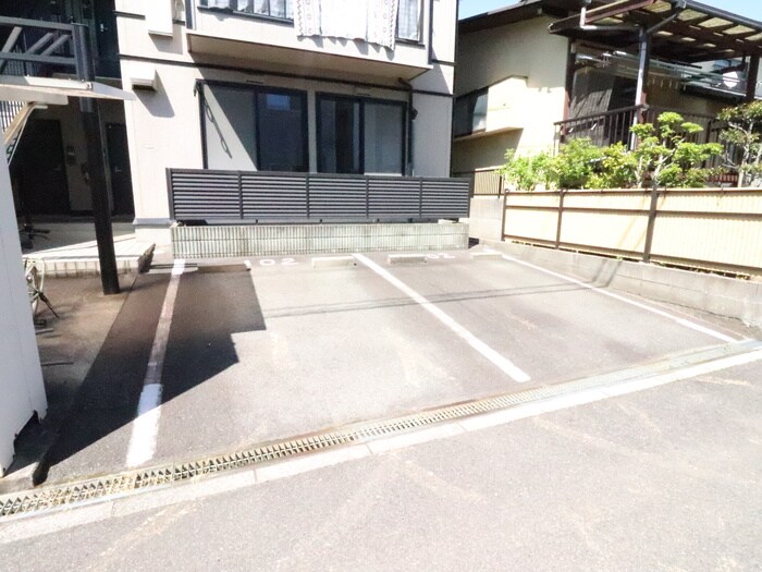 物件外観写真2　(駐車場)
