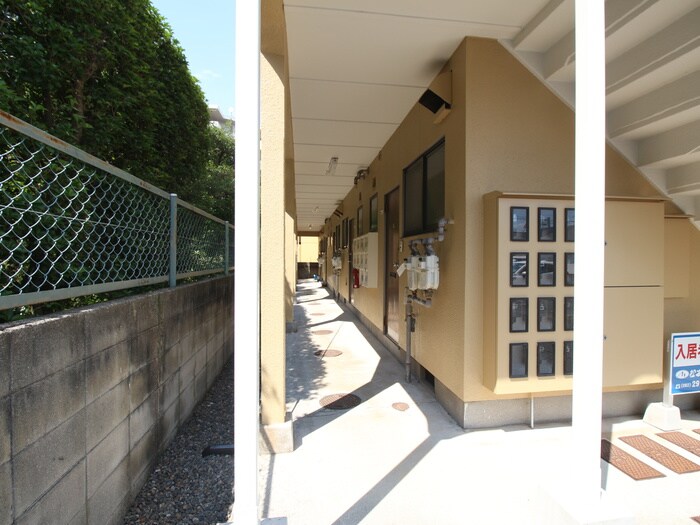 物件外観写真2　(エントランス部分)