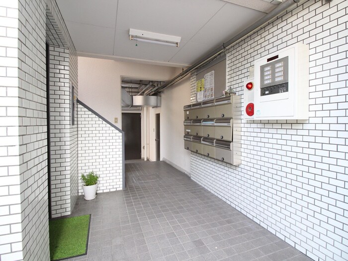 物件外観写真6　(エントランス部分)