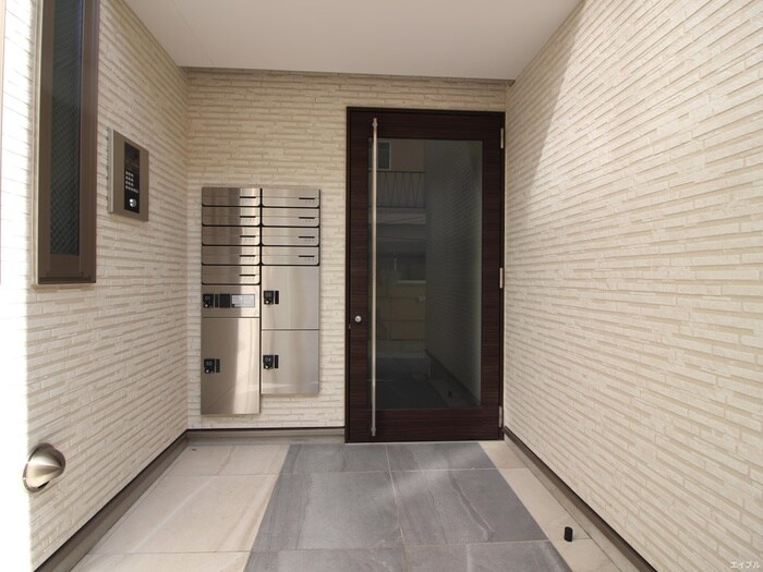 物件外観写真2　(エントランス部分)