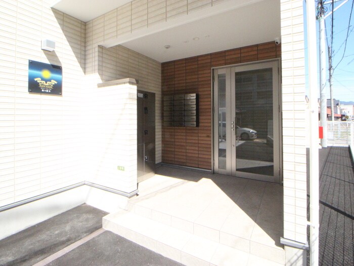 物件外観写真2　(エントランス部分)