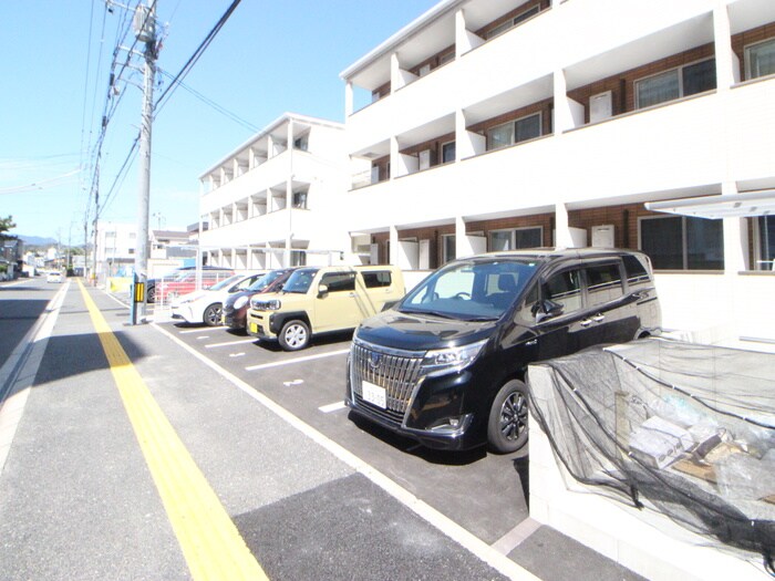 物件外観写真6　(駐車場)