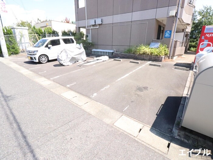 物件外観写真3　(駐車場)
