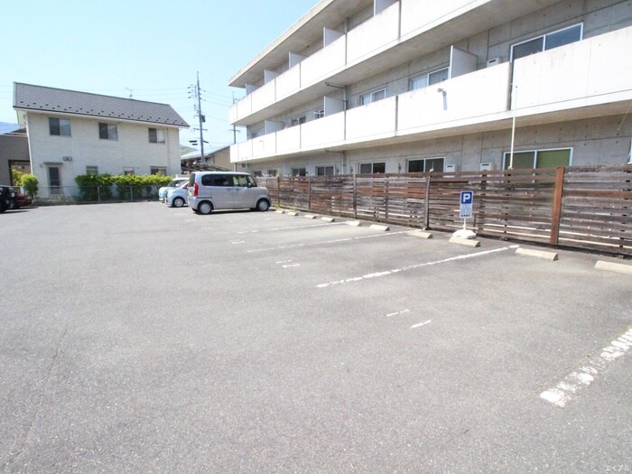 物件外観写真3　(駐車場)