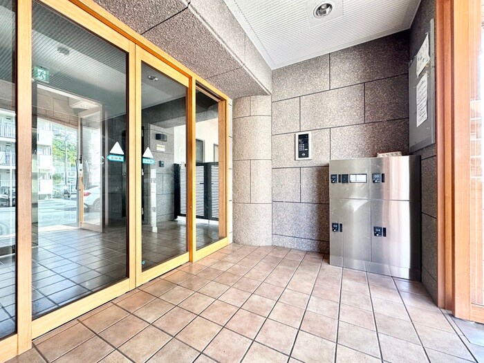 物件外観写真3　(エントランス部分)