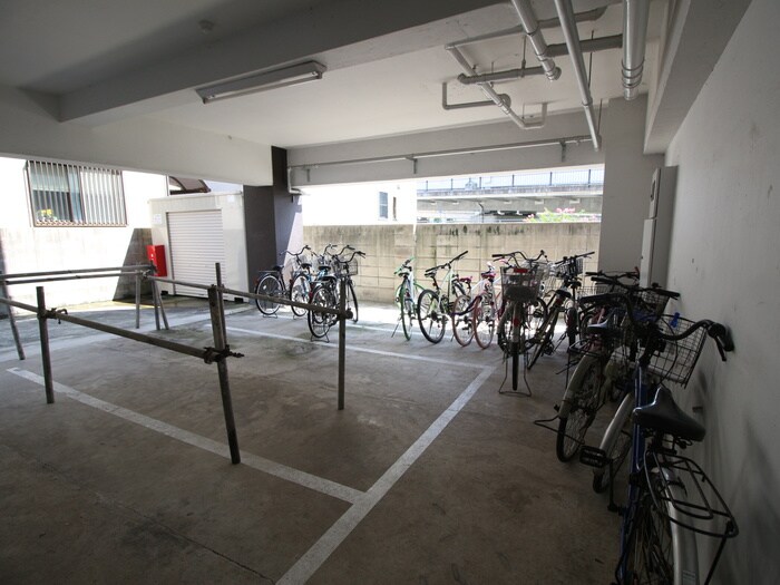 物件外観写真4　(駐輪場)