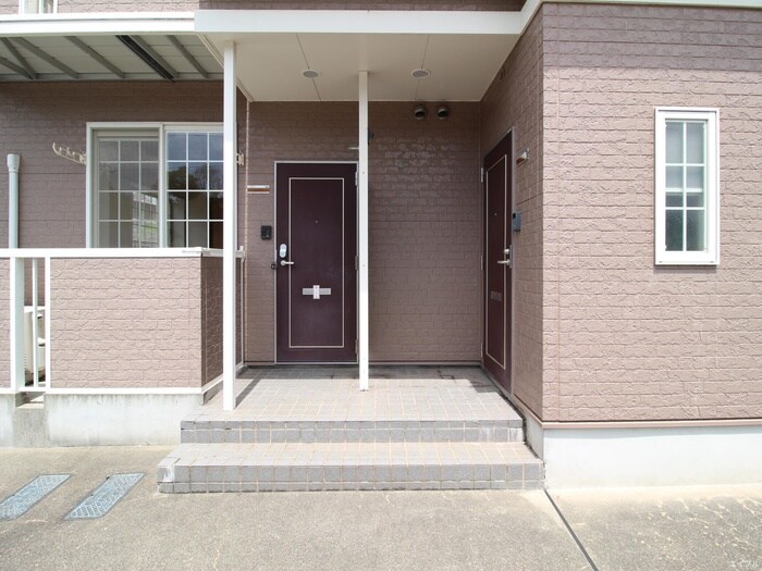 物件外観写真2　(エントランス部分)