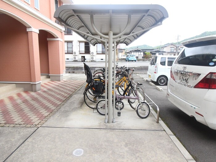 物件外観写真3　(駐輪場)