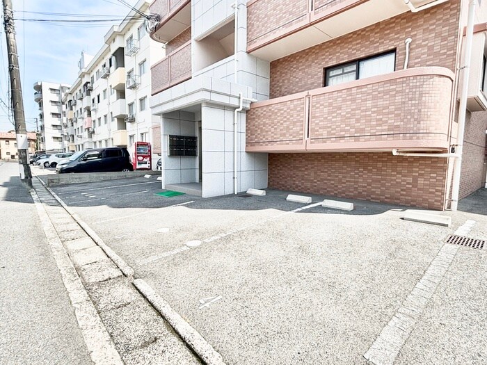 物件外観写真3　(駐車場)