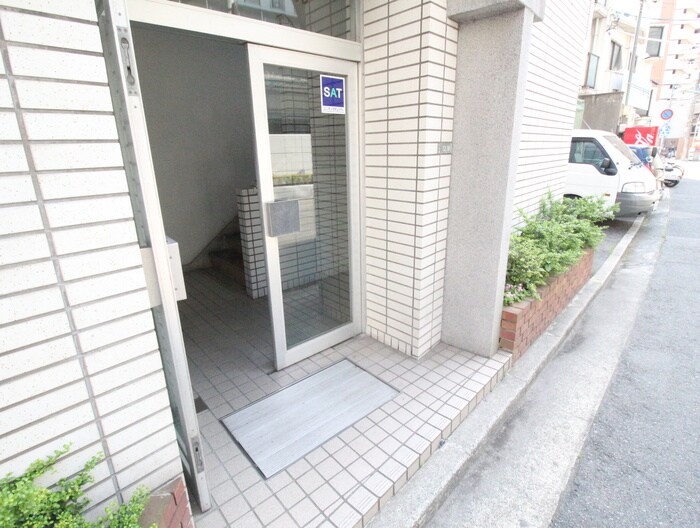 物件外観写真3　(エントランス部分)