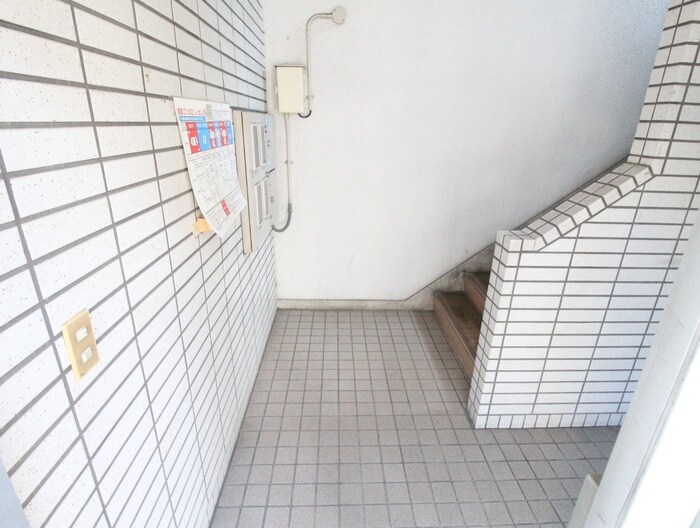 物件外観写真5　(エントランス部分)