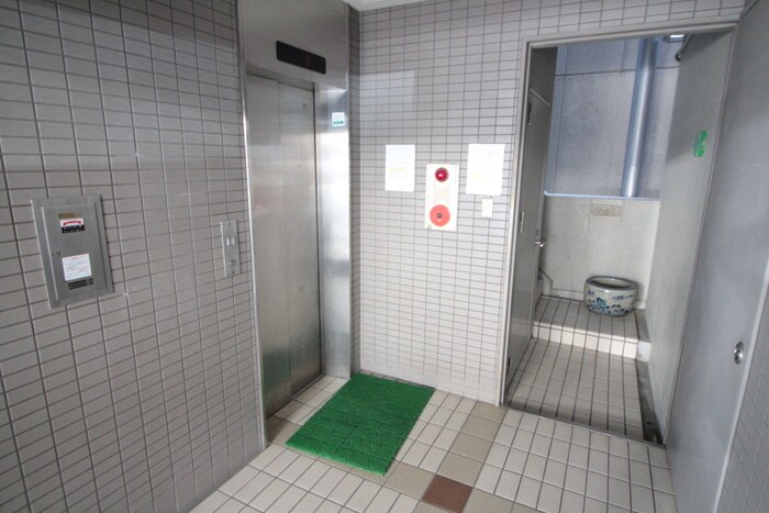 物件外観写真5　(エントランス部分)