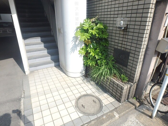 物件外観写真2　(エントランス部分)