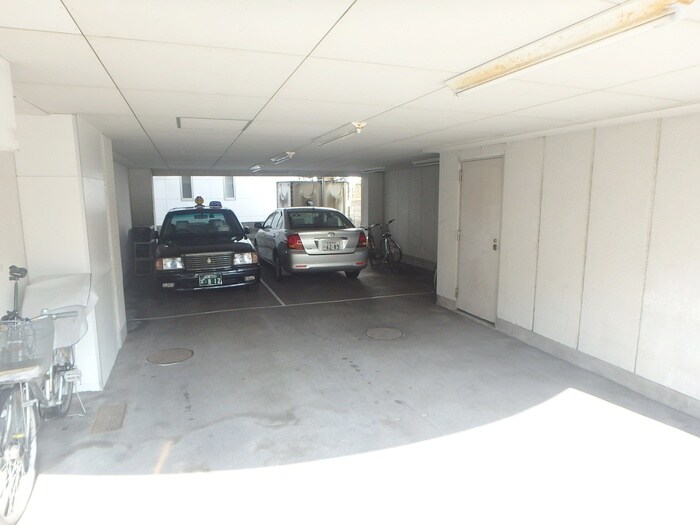 物件外観写真3　(駐車場)