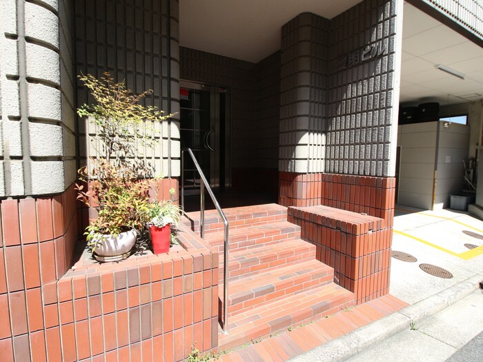 物件外観写真2　(エントランス部分)