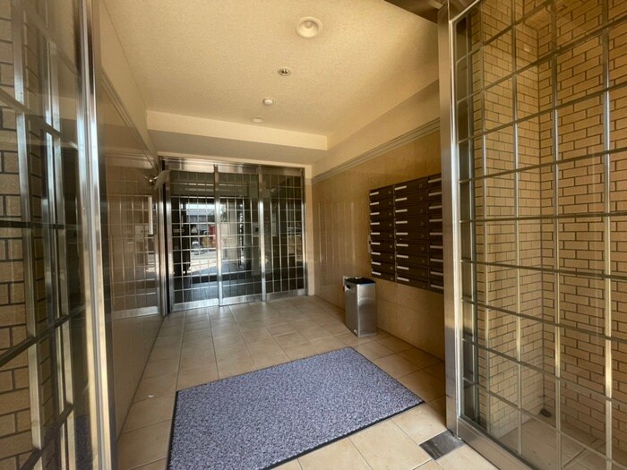 物件外観写真2　(エントランス部分)